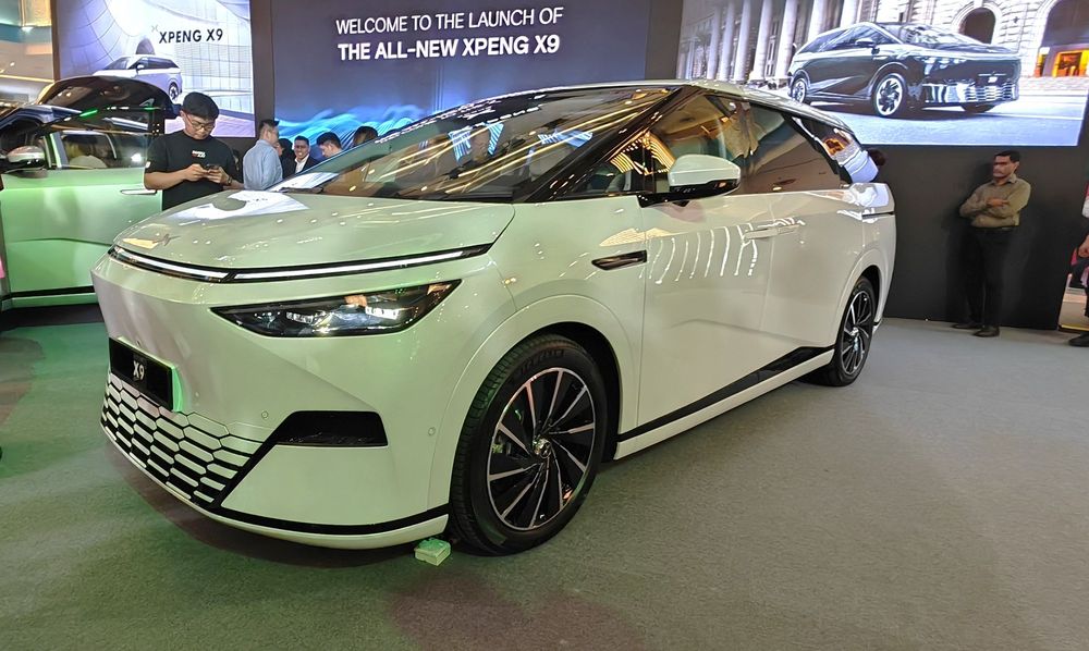 Xpeng X9纯电大型MPV 车身庞大不减敏捷灵活